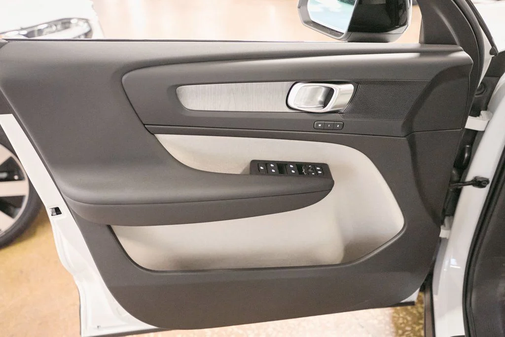 2026 Volvo XC40 Plus - Photo 9