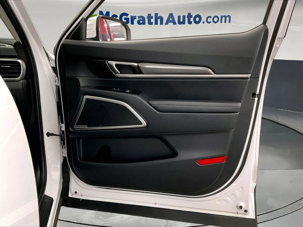 Used 2025 White Kia S image 28
