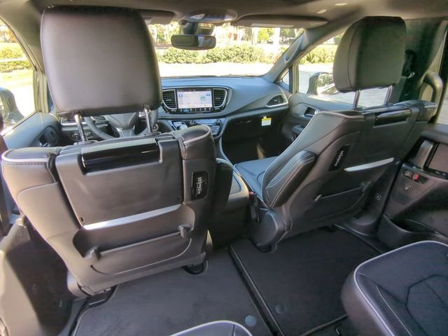 New 2026 Diamond Black Crystal Pearl-Coat Exterior Paint Chrysler Limited image 18