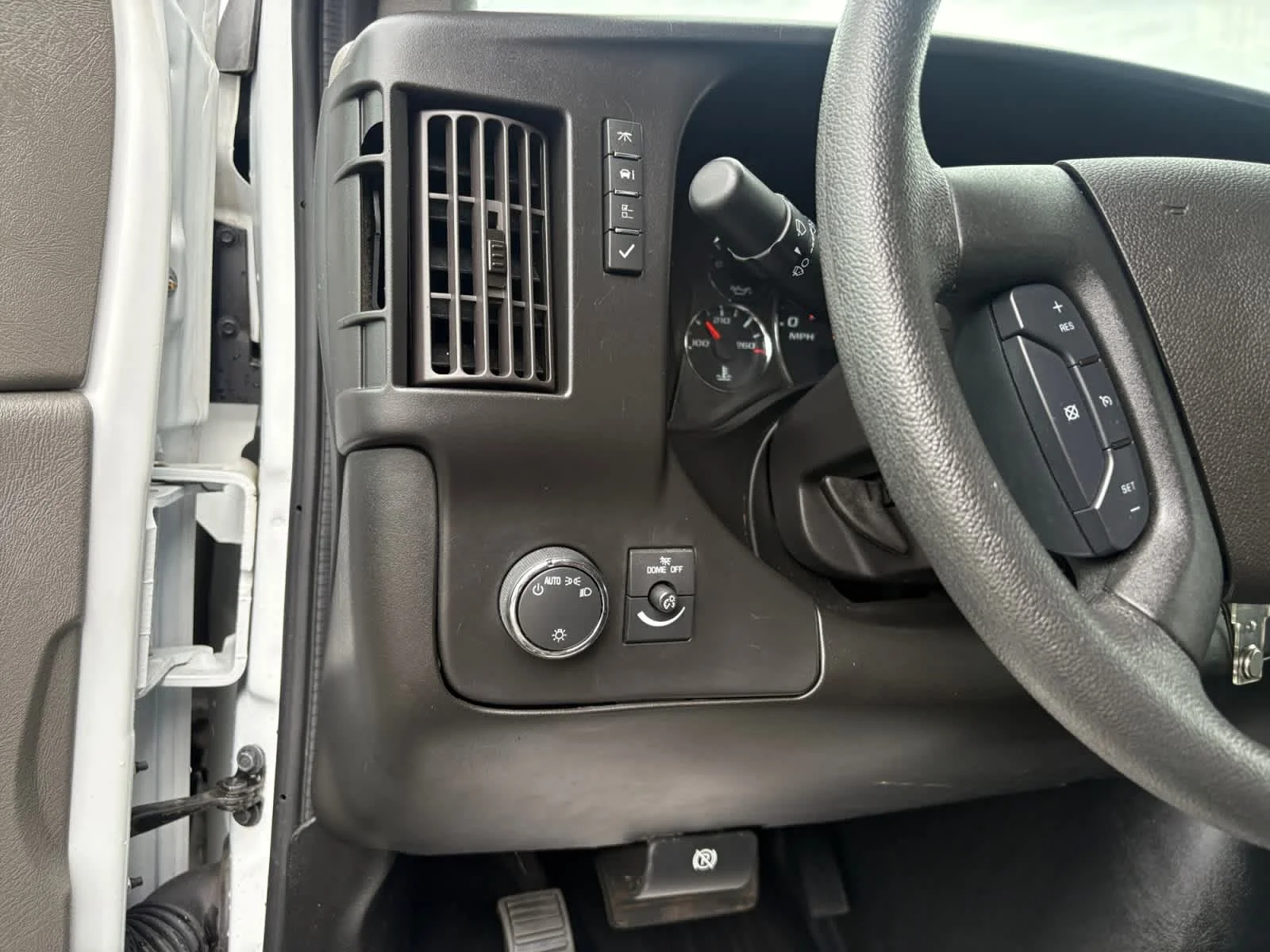 Used 2024 Summit White GMC  image 25