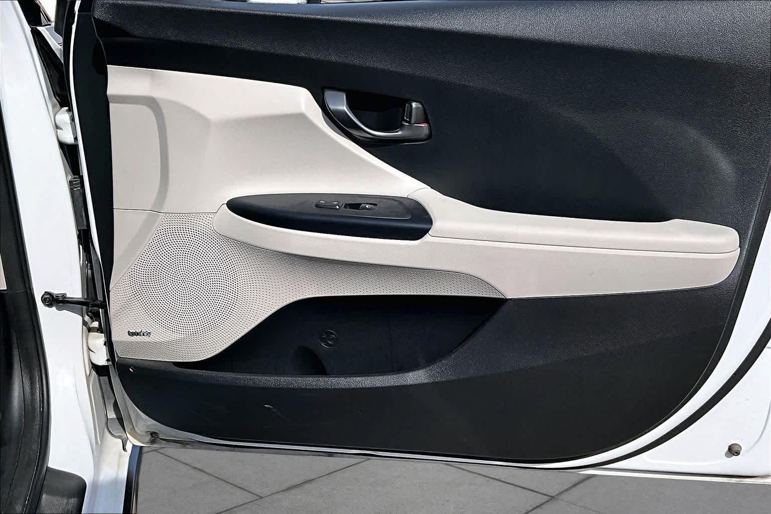 Used 2019 Chalk White w/Black Roof Hyundai Turbo Ultimate image 26