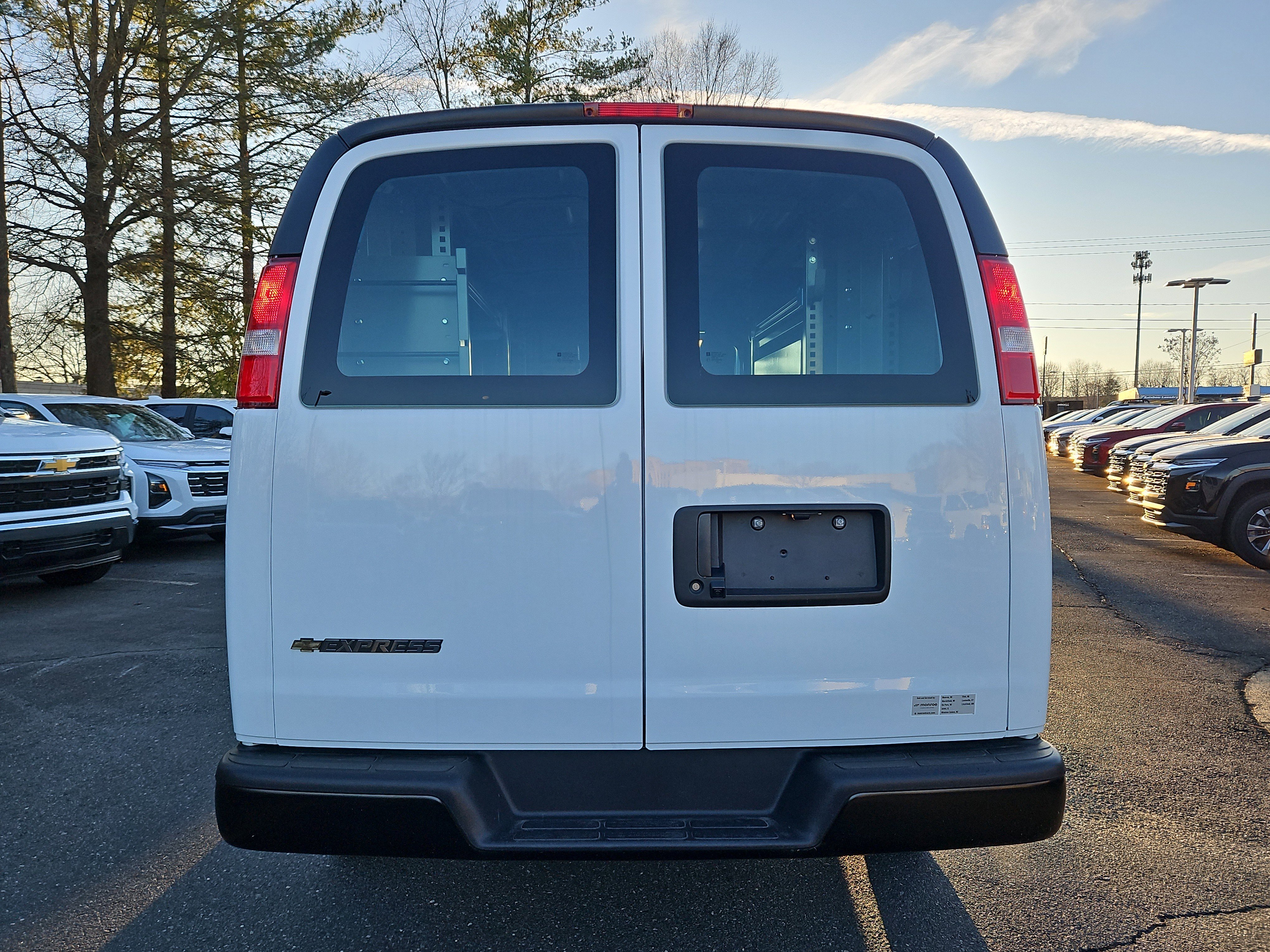 New 2025 Summit White Chevrolet WT image 4