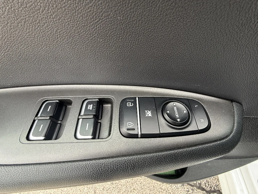 Used 2018 Snow White Pearl Kia LX image 13