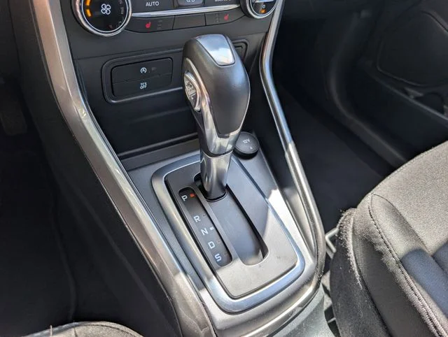 Used 2018 White Platinum Clearcoat Metallic Ford SE image 19