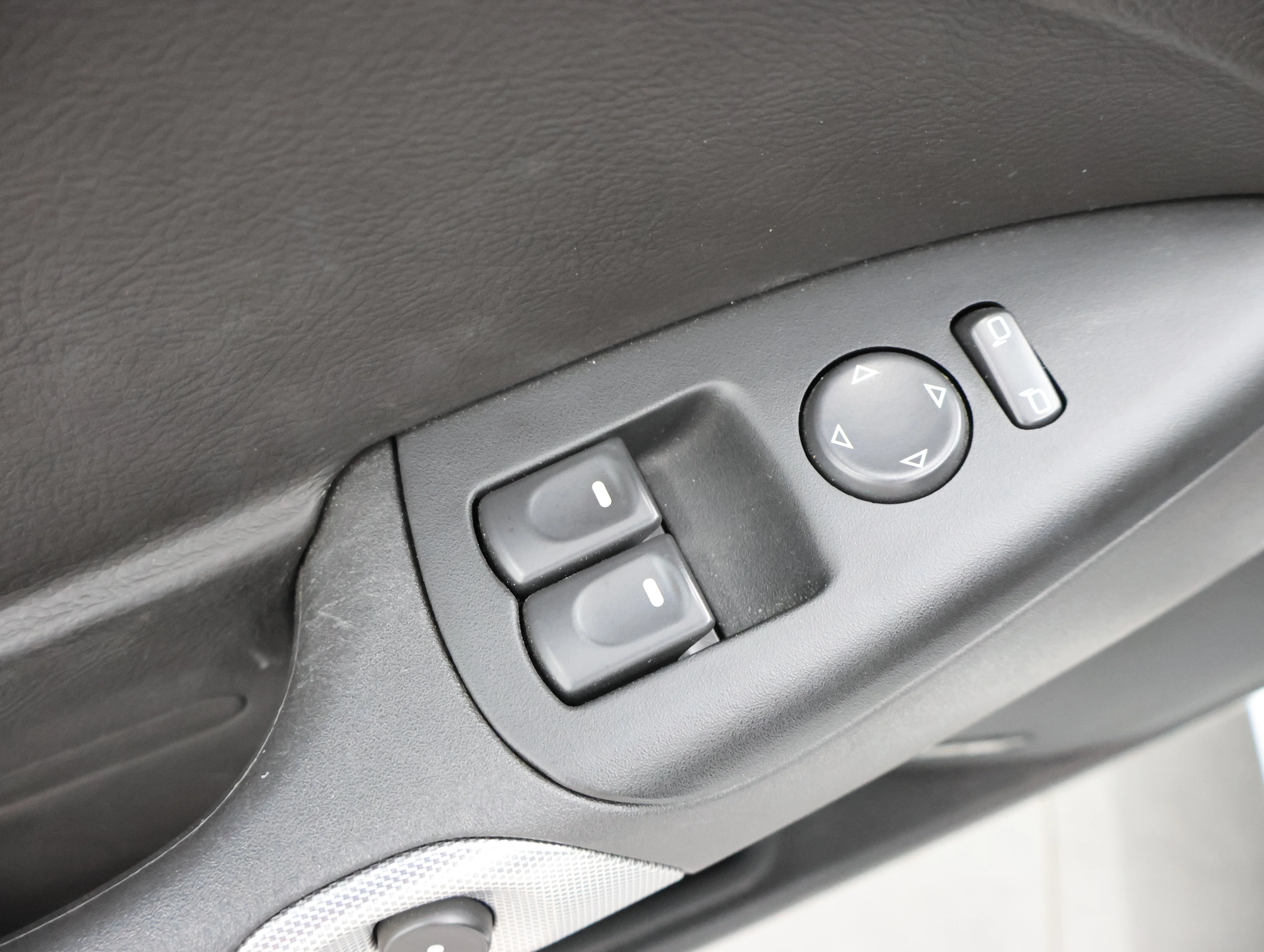 Used 2007 Arctic White Chevrolet Base image 33