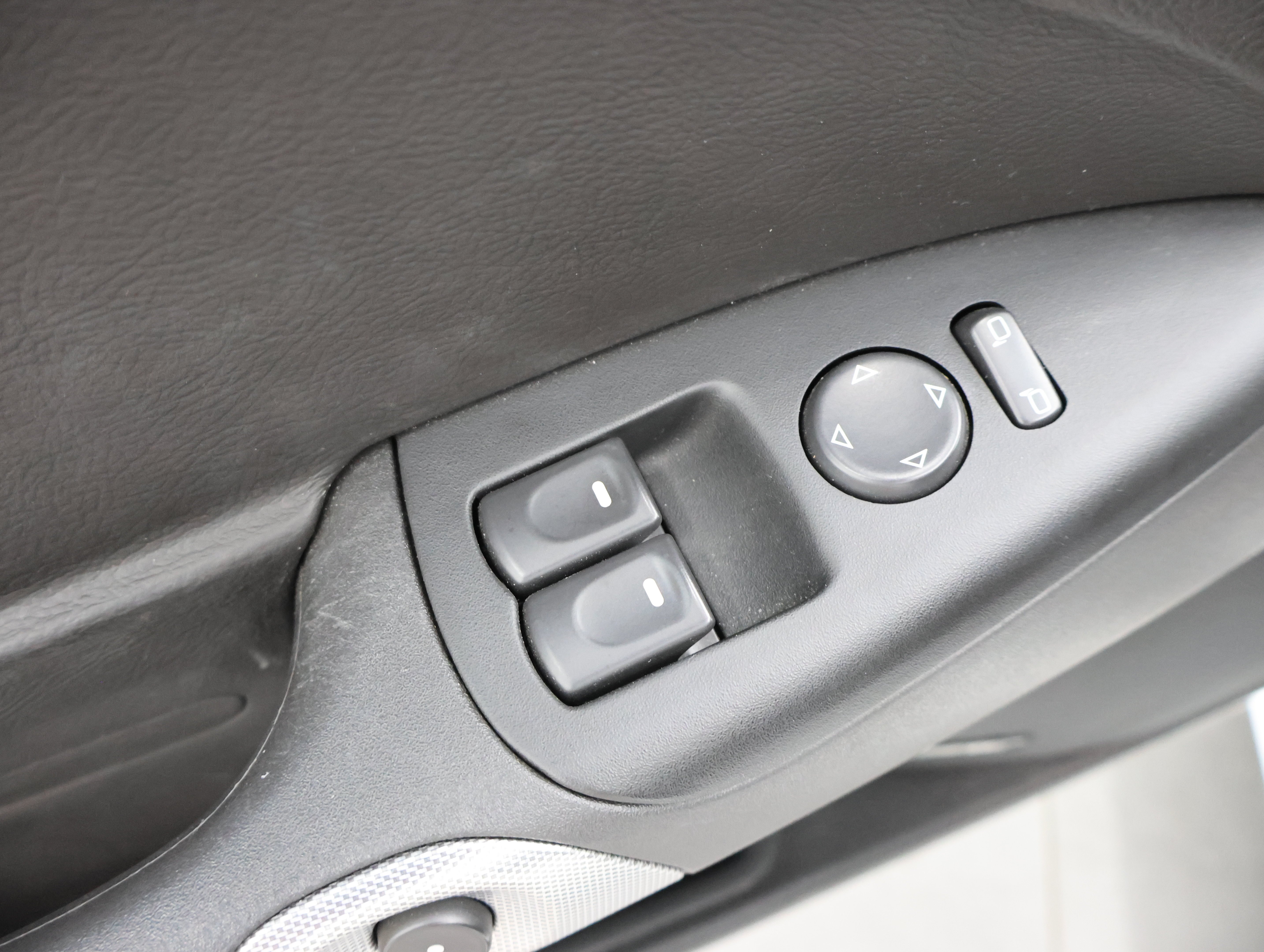 Used 2007 Arctic White Chevrolet  image 33