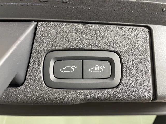 Certified Used 2025 Crystal White Volvo Core image 18