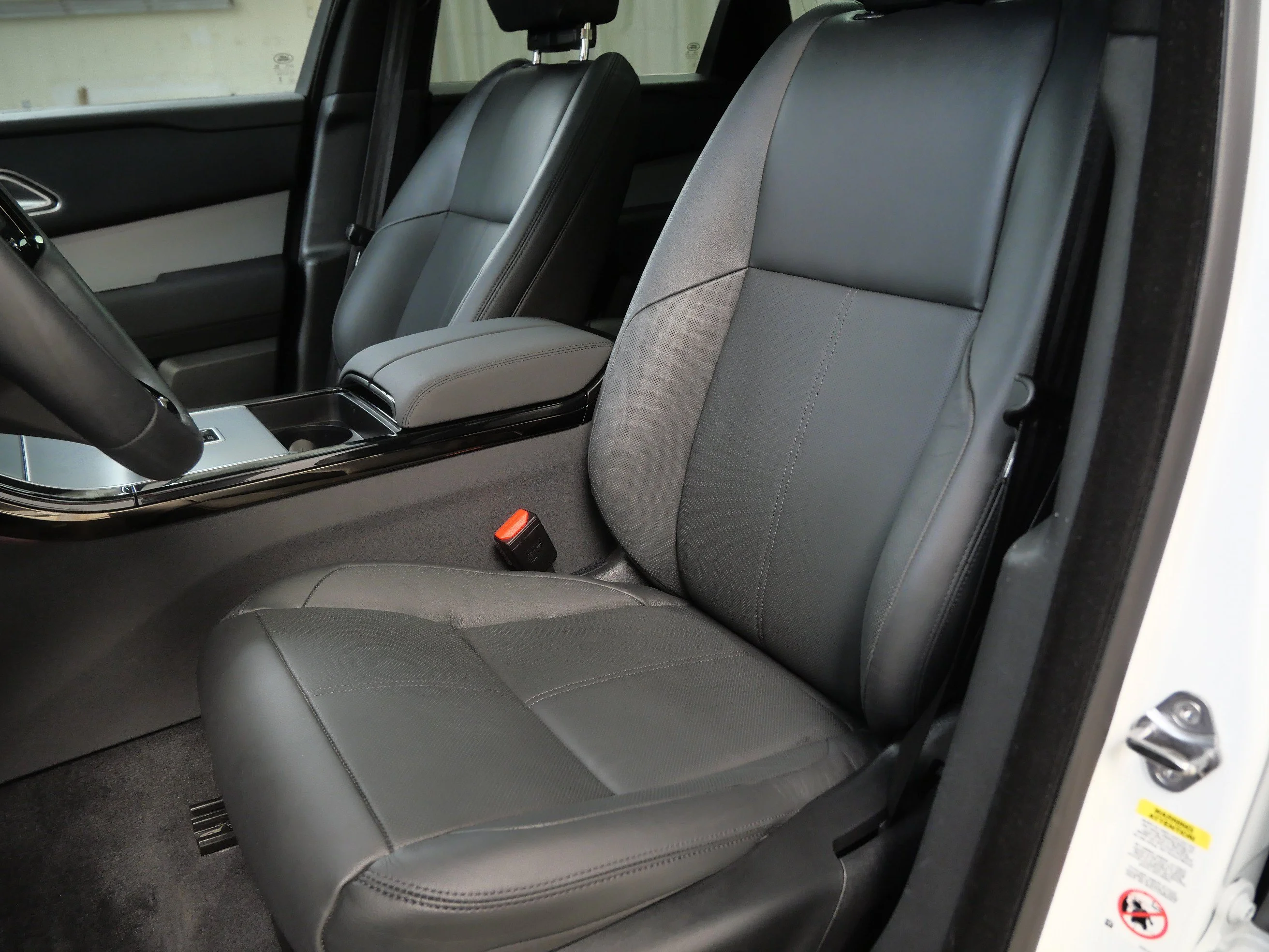 Used 2025 Fuji White Land Rover P250 S image 3