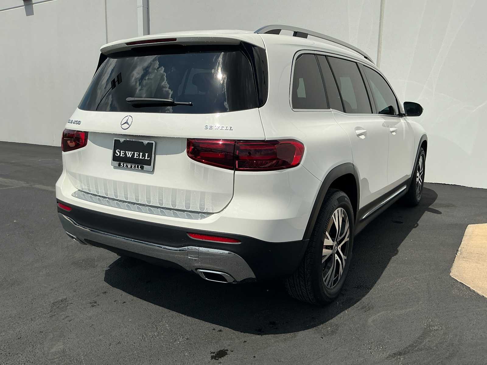 Used 2026 Polar White Mercedes-Benz GLB 250 image 4