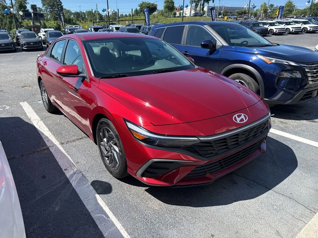 Used 2024 Red Hyundai SEL image 3