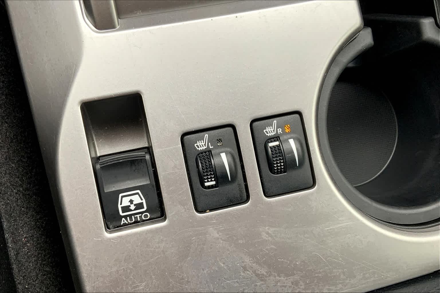 Used 2018 Midnight Black Metallic Toyota SR5 Premium image 32