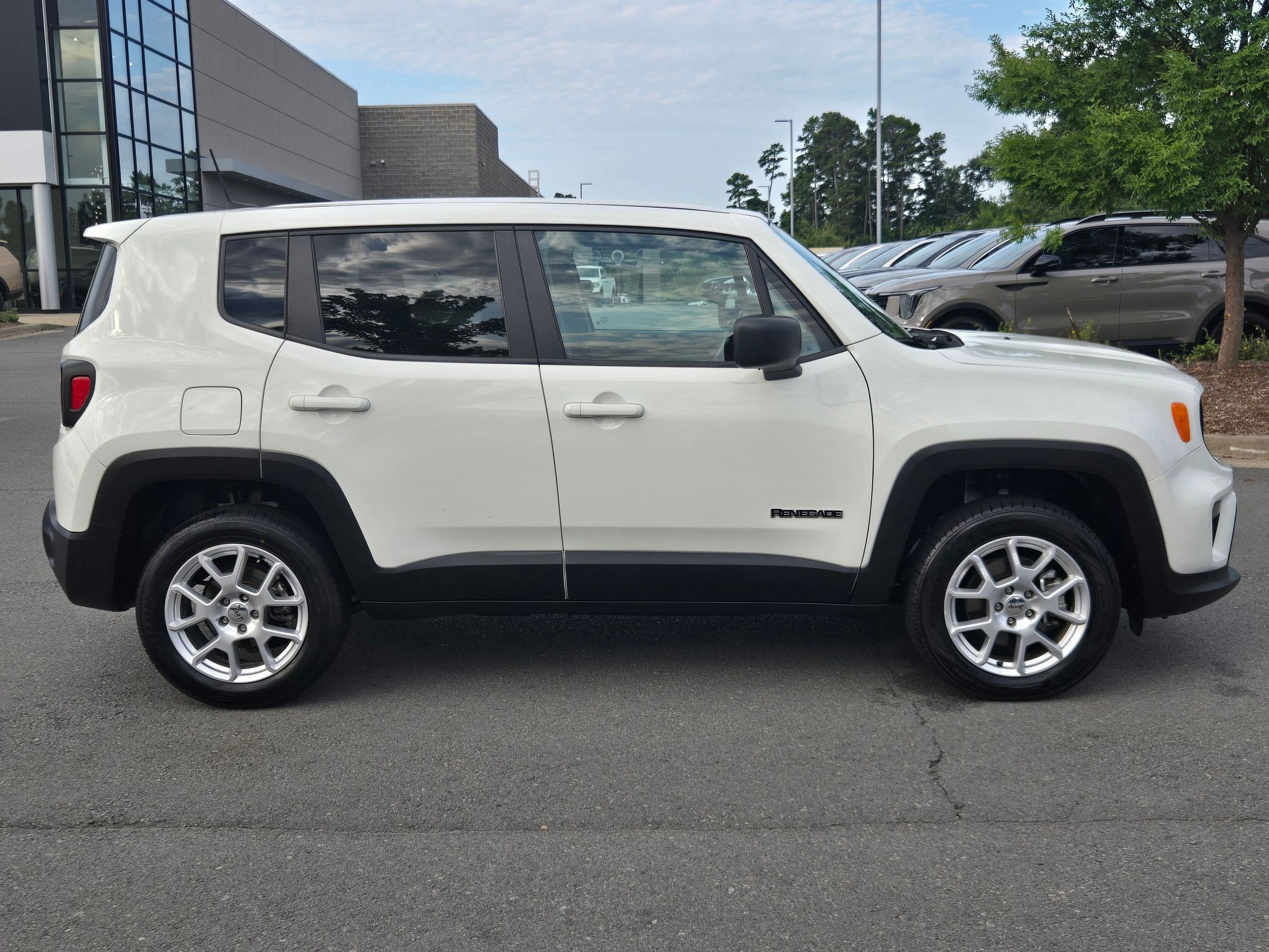 Used 2023 Alpine White Clearcoat Jeep Latitude image 8