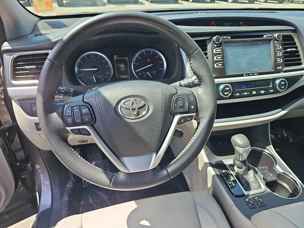 Used 2018 Gray Toyota XLE image 16