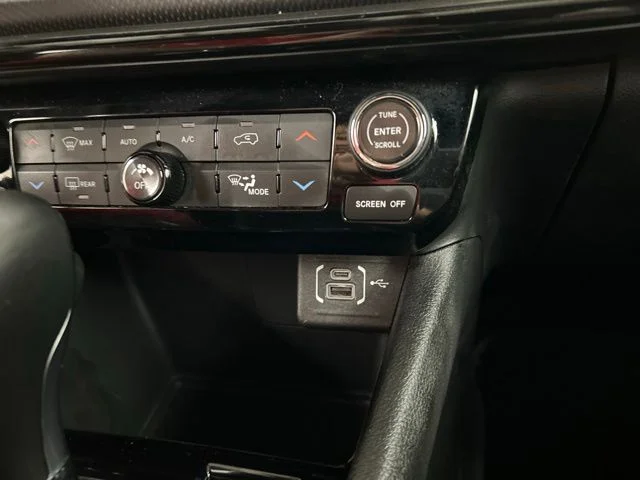 Used 2025 Silver Jeep Latitude image 18