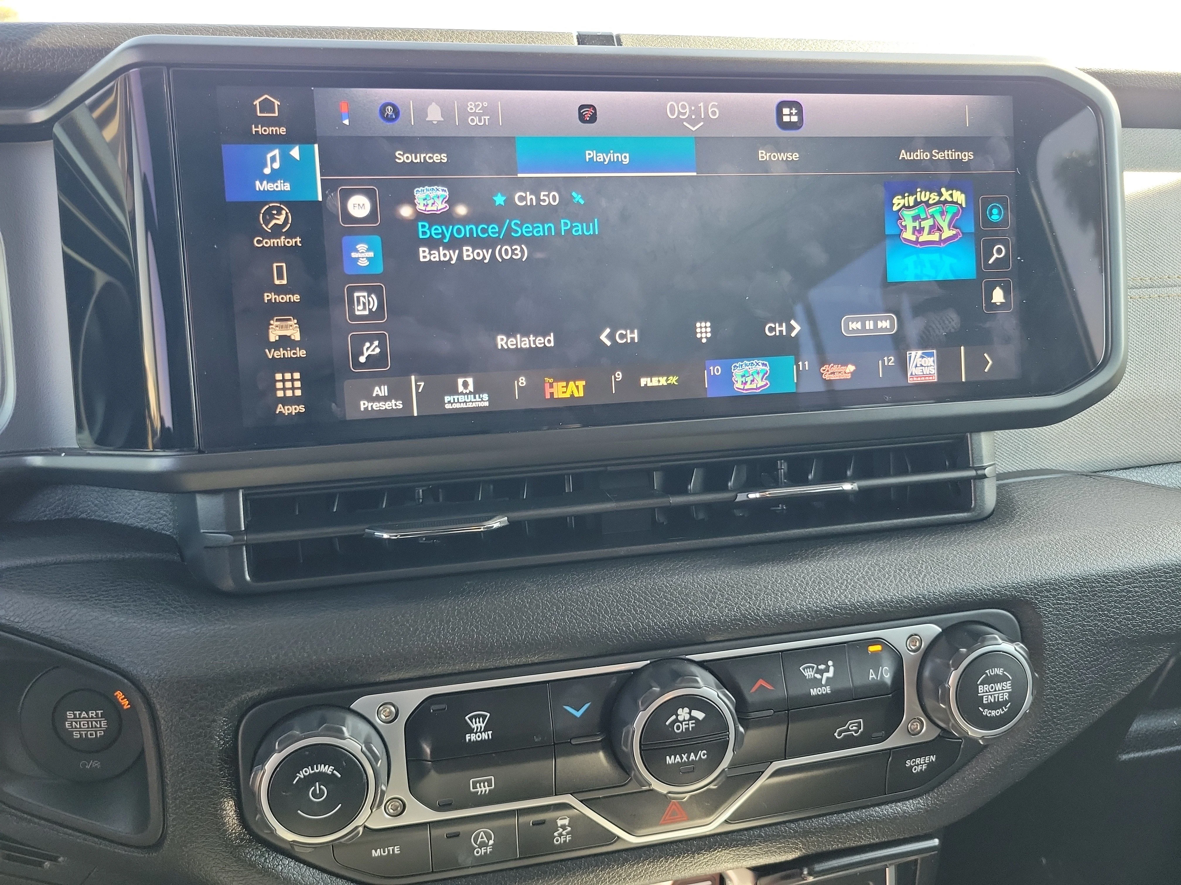 Used 2025 Green Jeep Sport S image 18