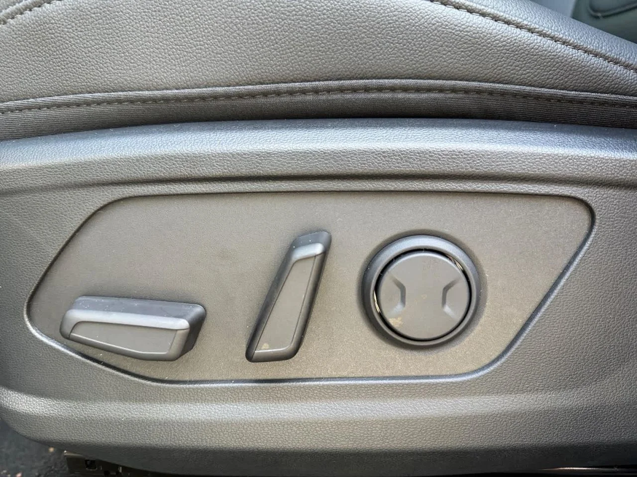 New 2026 Silver Hyundai SEL Premium AWD image 12
