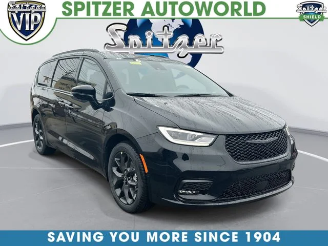 2026 Chrysler Pacifica Select's photo