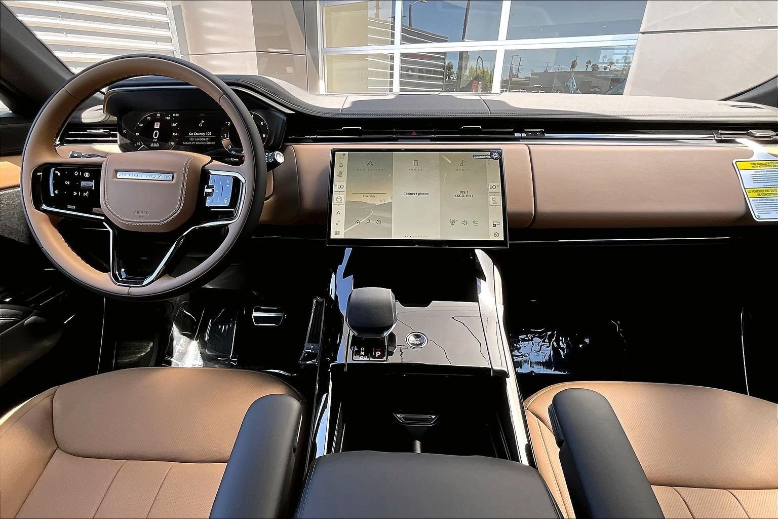 New 2027 Santorini Black Land Rover Dynamic SE image 5