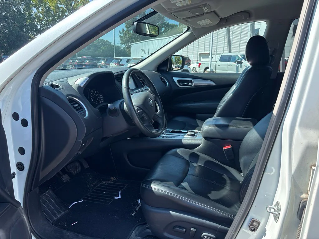 Used 2018 White Nissan SL image 5