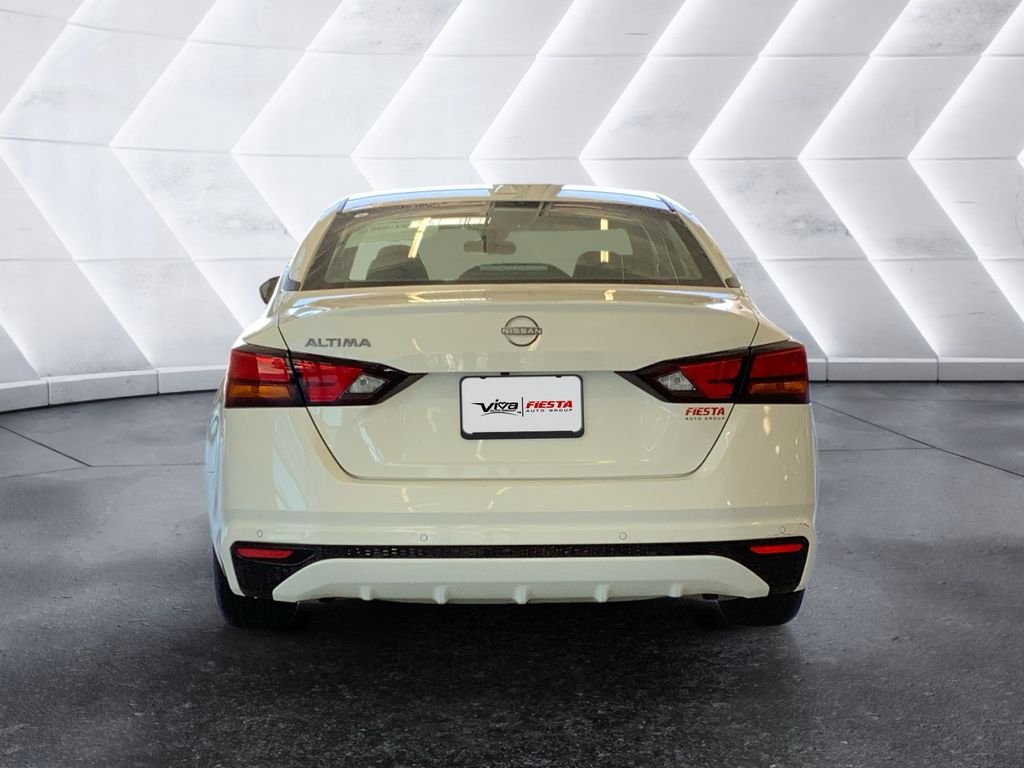 Used 2025 White Nissan 2.5 SV image 5