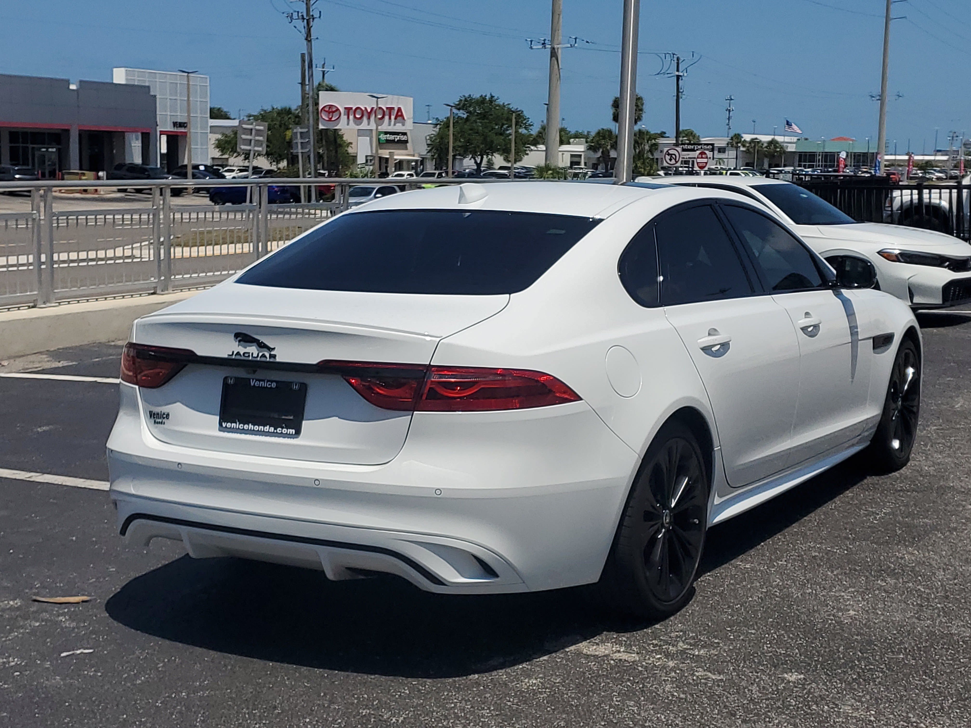 Used 2024  Jaguar R-Dynamic SE image 7