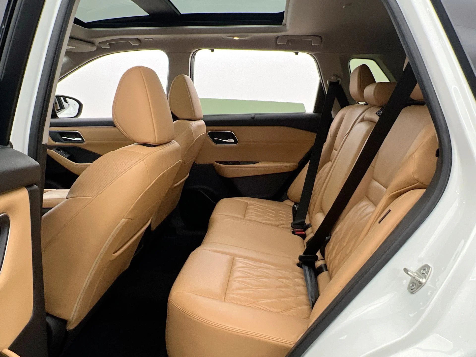 Used 2023 White Nissan Platinum image 11