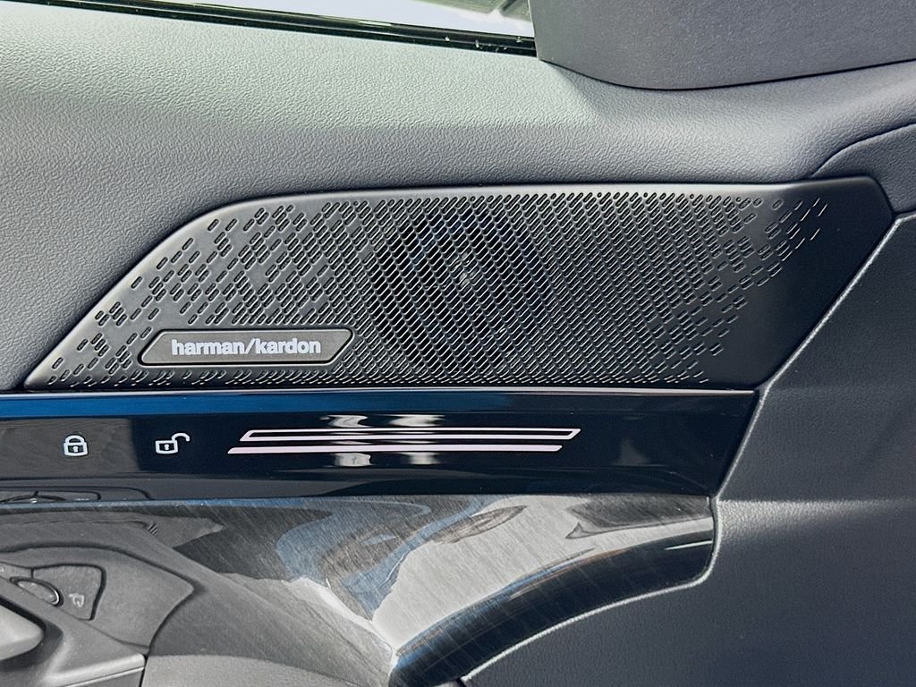 2025 BMW 5 Series 530i - Photo 19