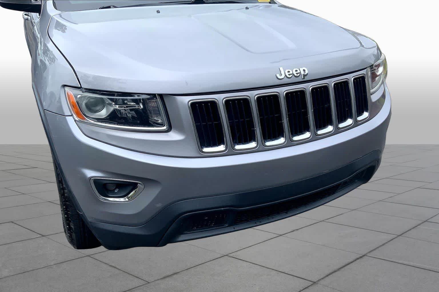 Used 2014 Billet Silver Metallic Clearcoat Jeep Laredo image 27