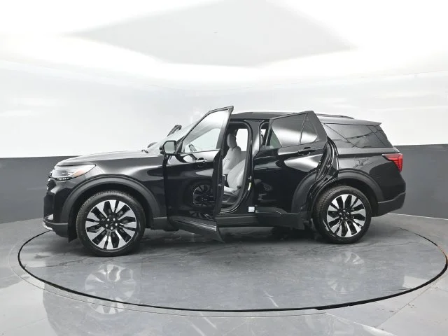 New 2027 Agate Black Metallic Ford Platinum™ image 30