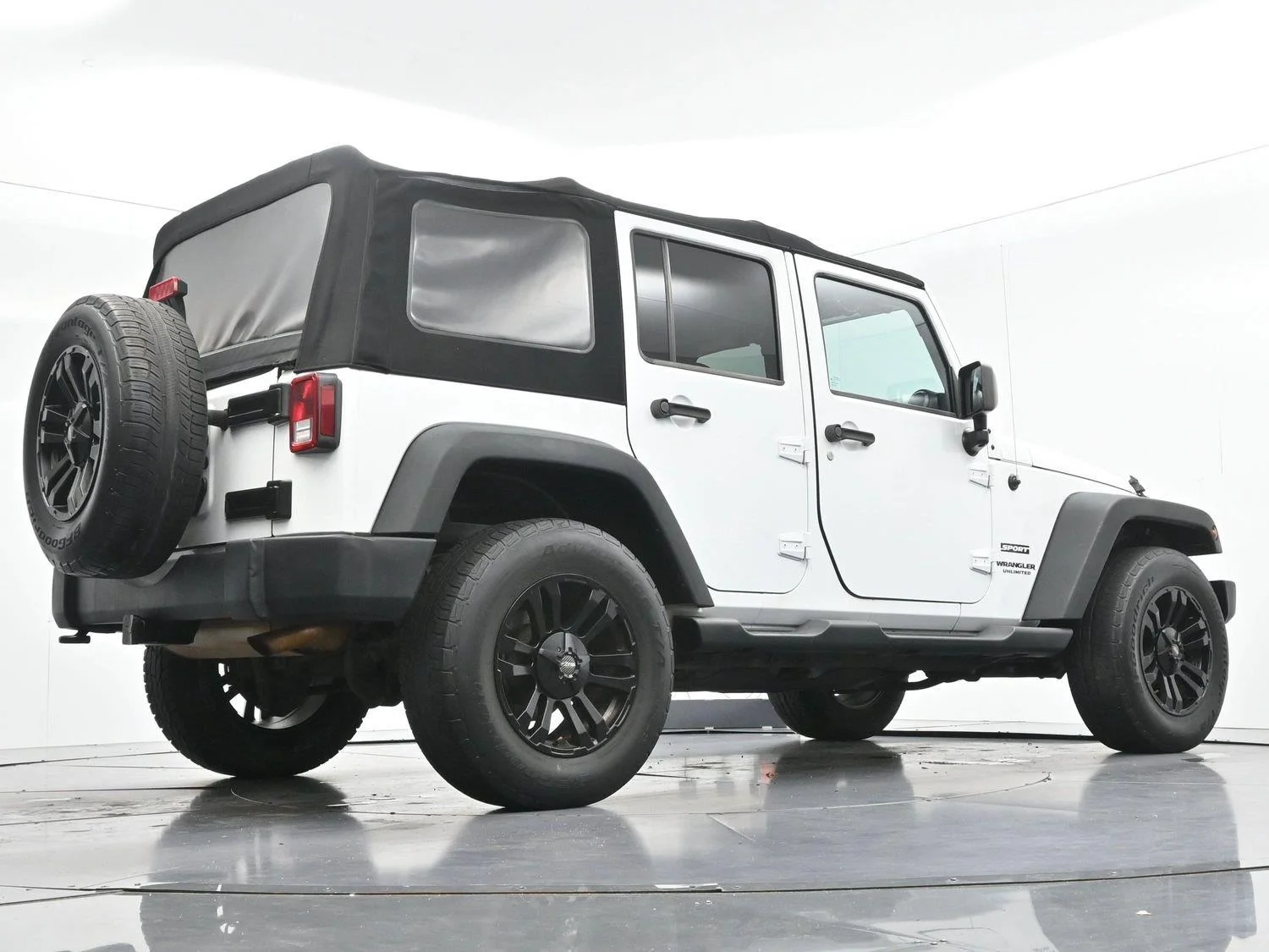 Used 2015 Bright White Clearcoat Jeep Sport image 47