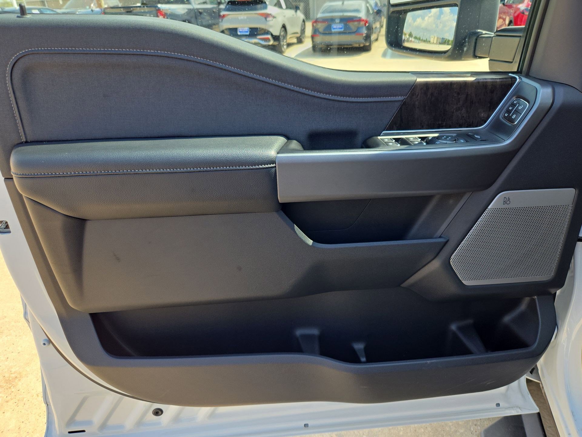 Used 2025 Oxford White Ford LARIAT image 13