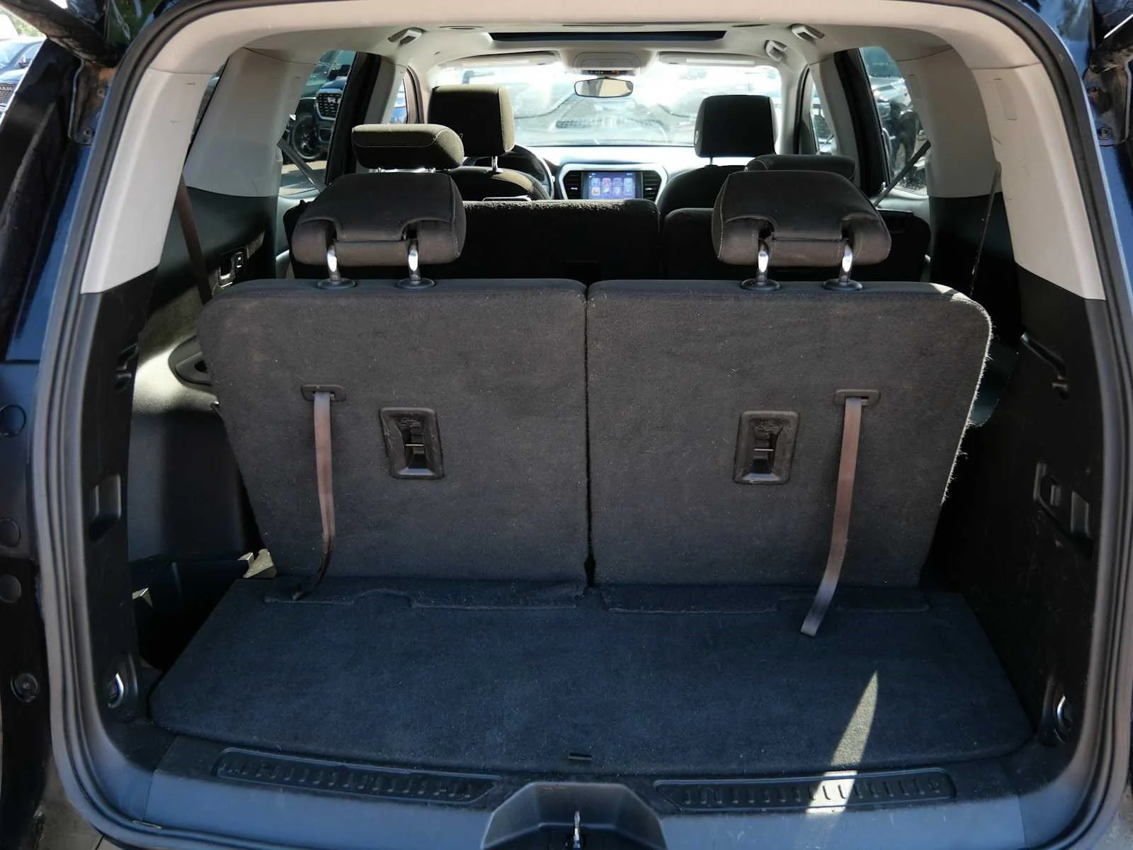 Used 2018 Ebony Twilight Metallic GMC SLE image 17