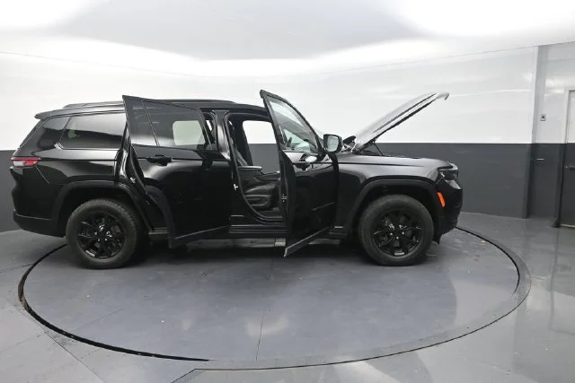 Used 2024 Black Jeep Altitude X image 39
