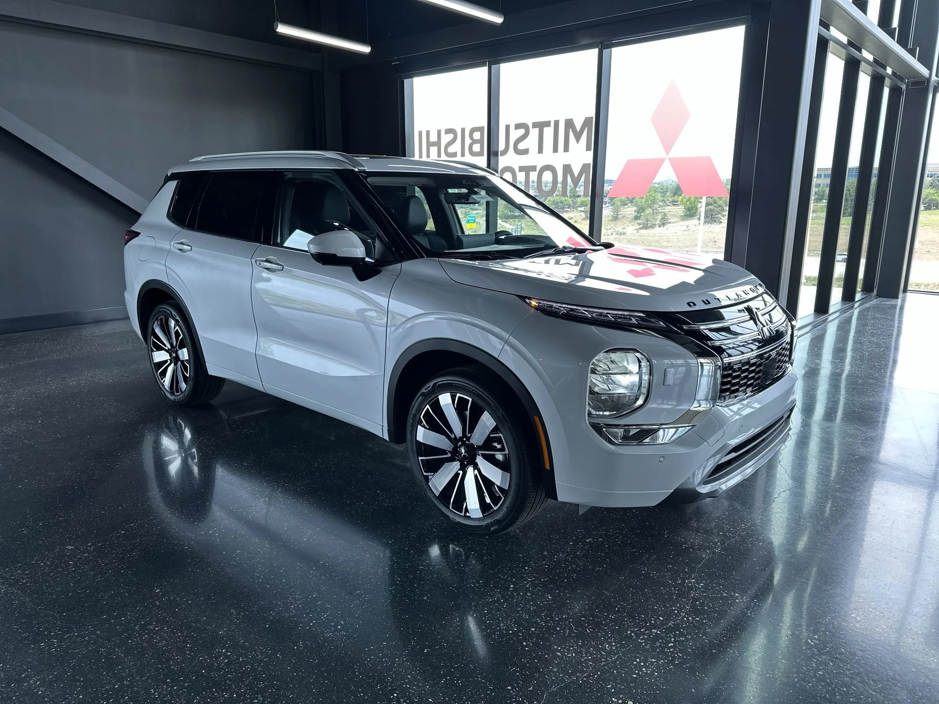 New 2026 White Diamond Mitsubishi SEL image 2