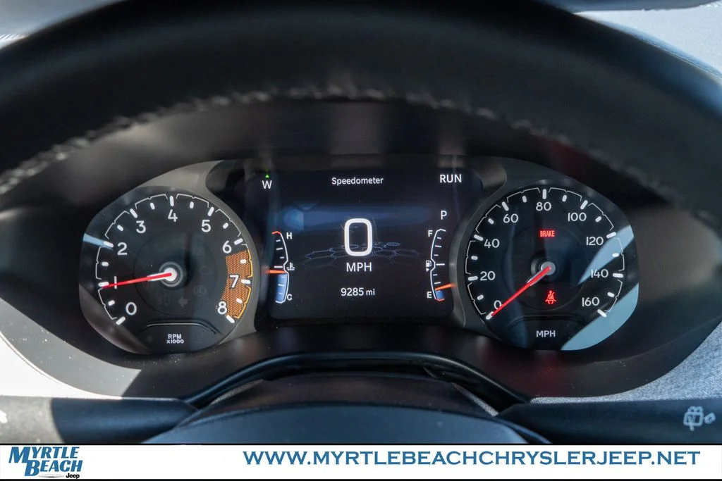 Used 2025 Diamond Black Crystal Pearlcoat Jeep Latitude image 25