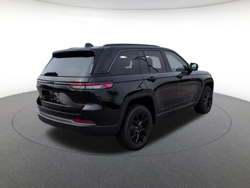 New 2026 Diamond Black Crystal Pearl-Coat Exterior Paint Jeep Altitude image 4