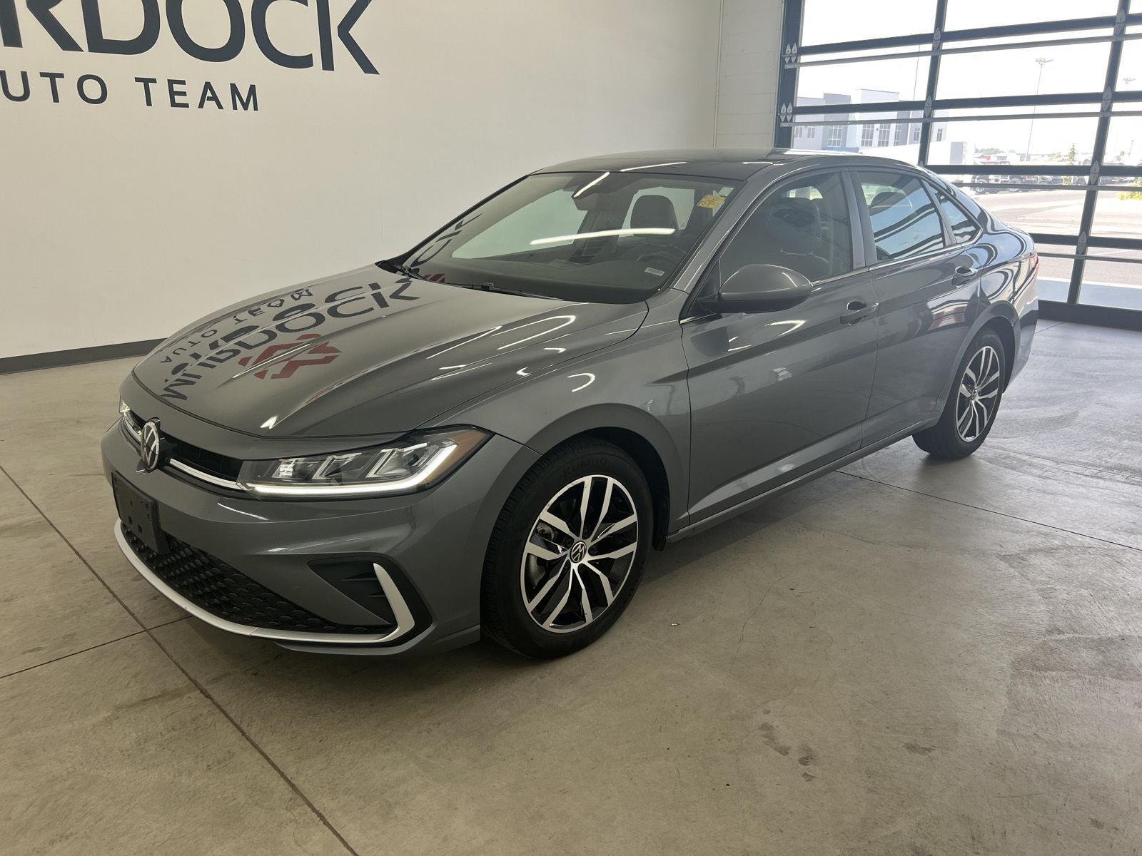 Used 2025 GRAY Volkswagen SE image 10