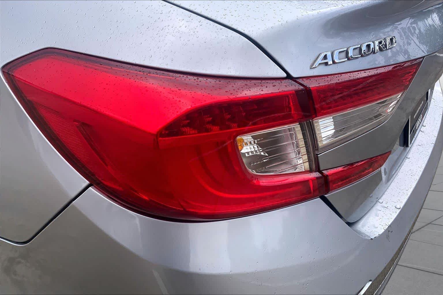 Used 2018 Lunar Silver Metallic Honda LX 1.5T image 28