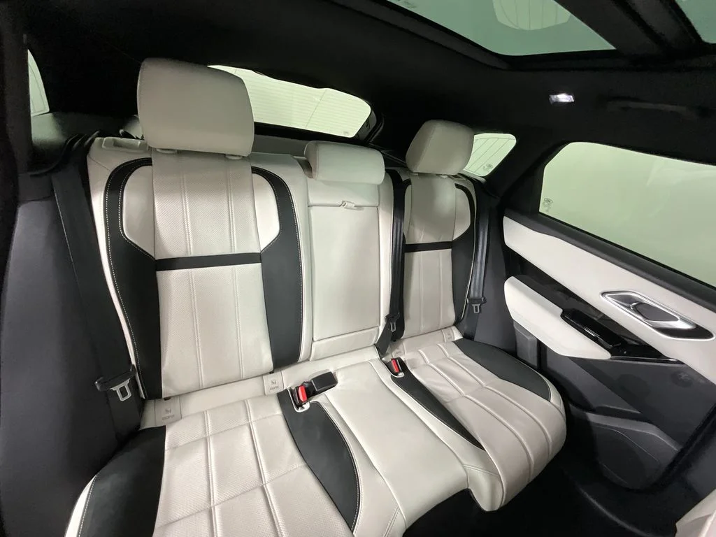 Used 2023 White Land Rover R-Dynamic S MHEV image 23