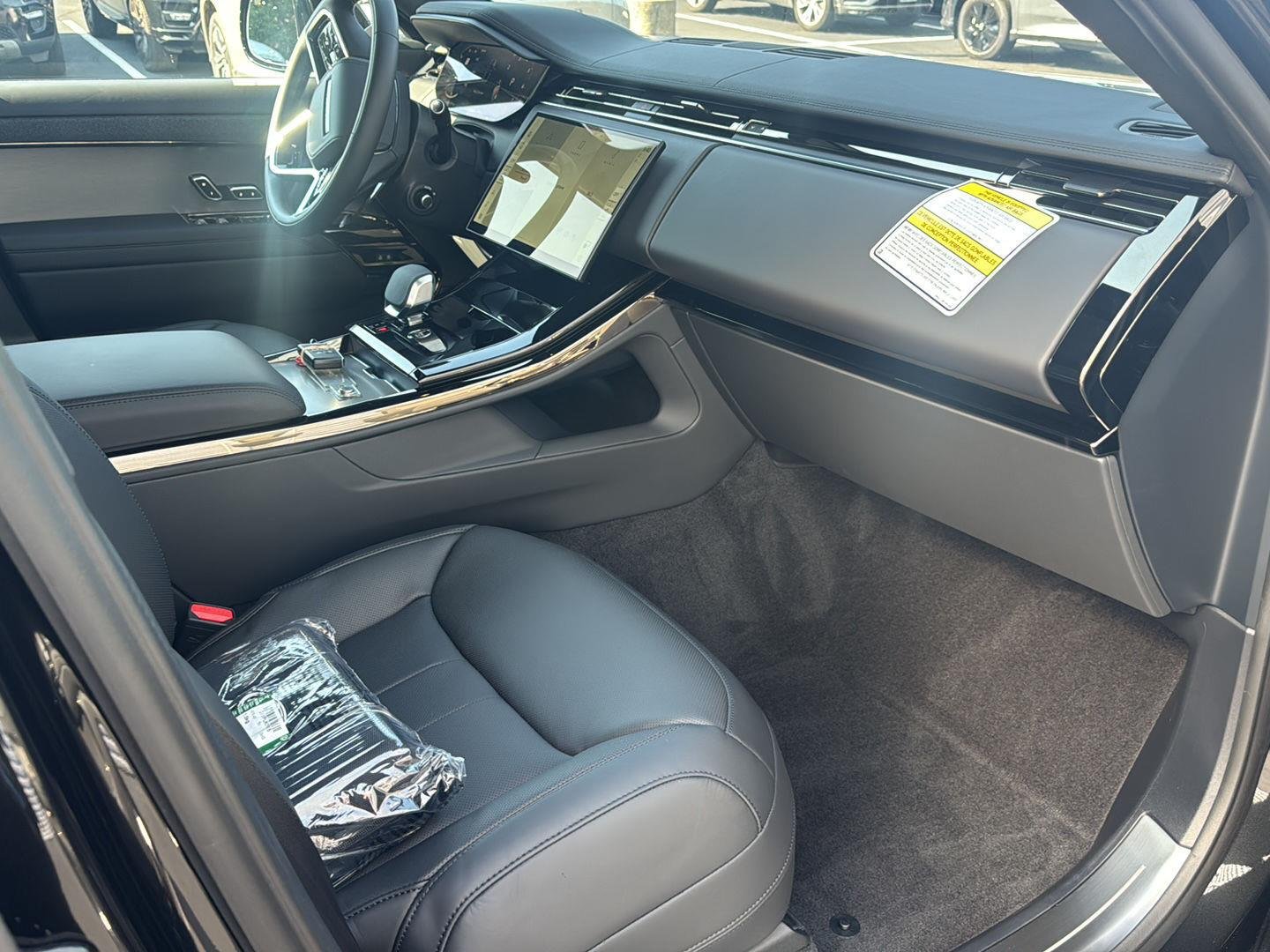 New 2027 Santorini Black Land Rover SE image 12