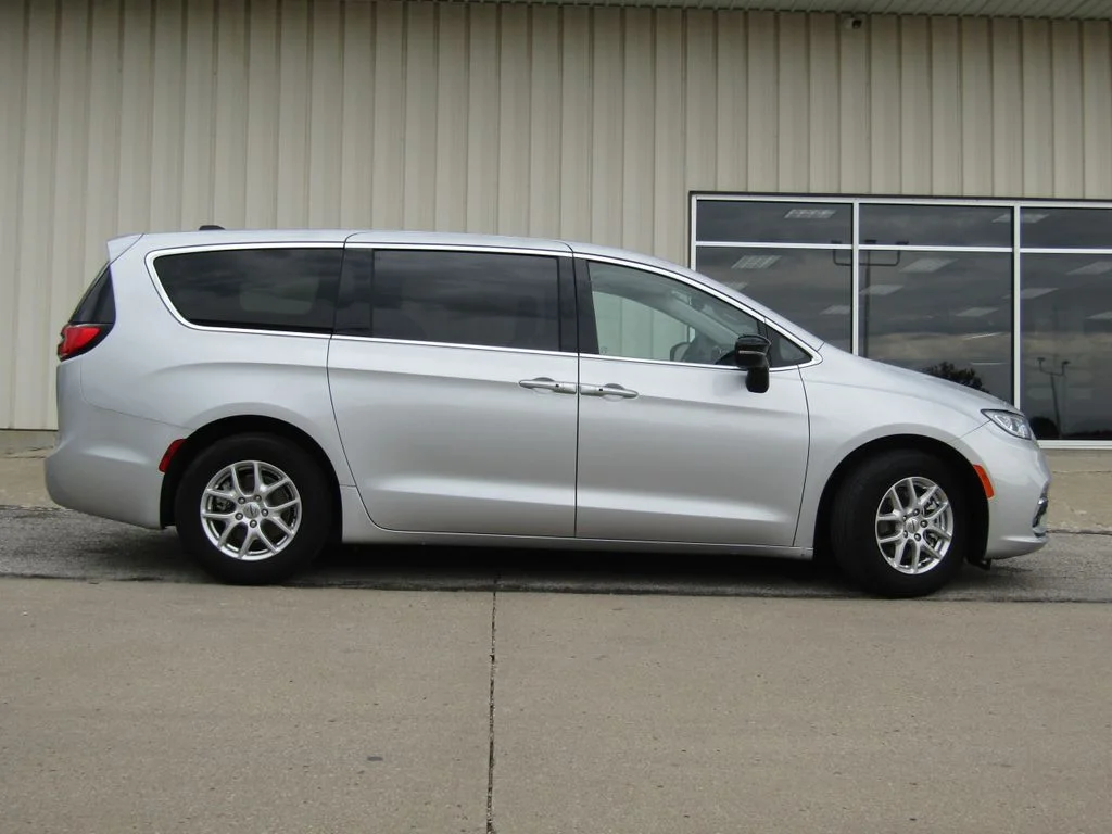 Used 2024 Silver Chrysler Touring L image 2