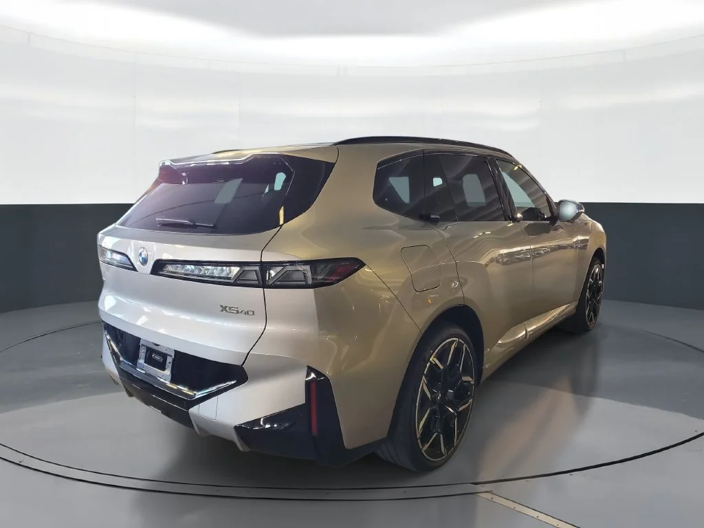 New 2027 Space Silver Metallic BMW  image 3
