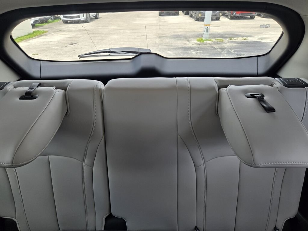 New 2027 RADIANT WHITE INFINITI Luxe FWD image 15