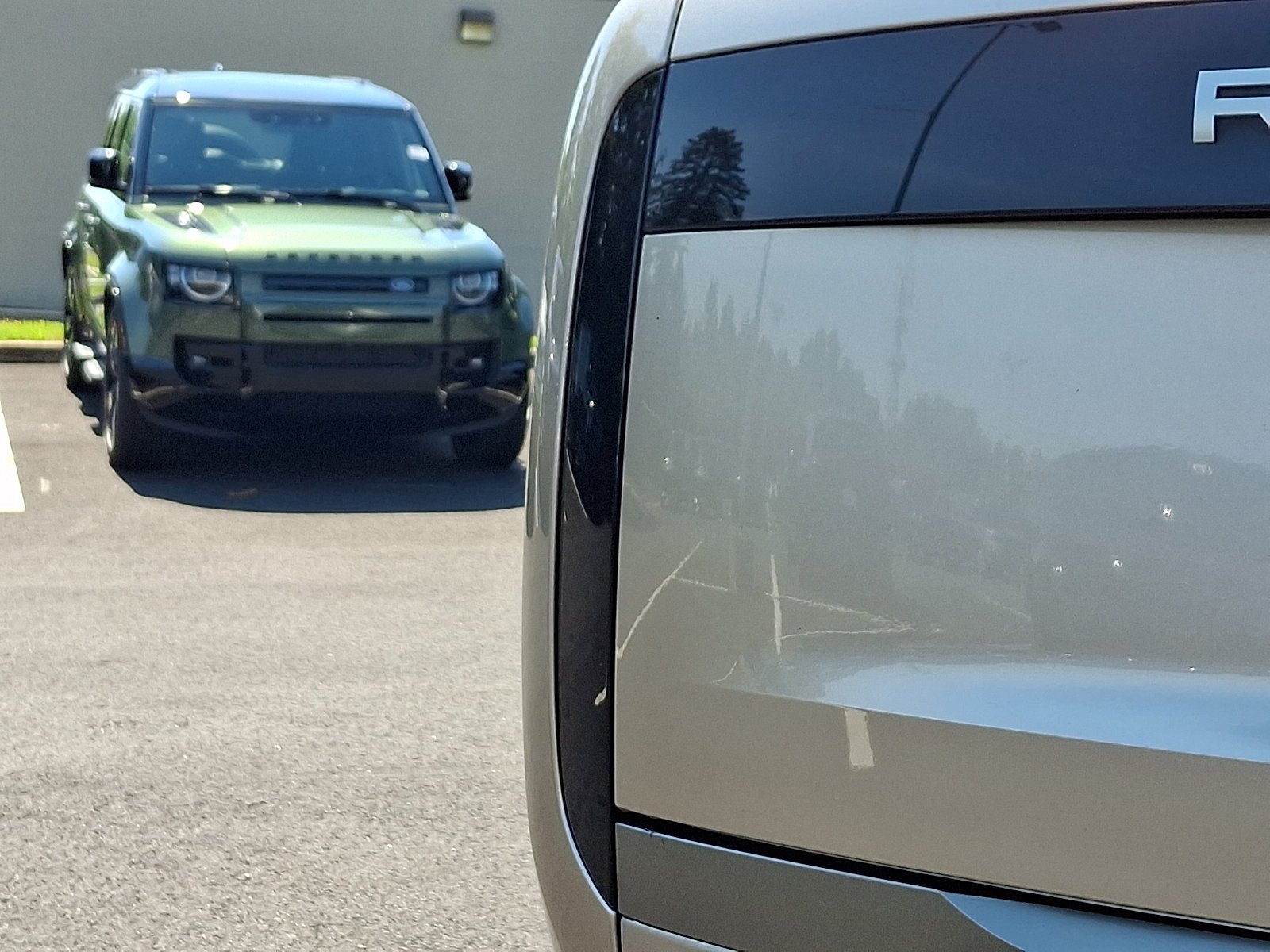 Certified Used 2024 Batumi Gold Premium Metallic   1Dm Land Rover SE image 15