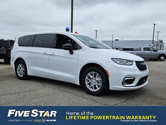 2026 Chrysler Pacifica Select's photo