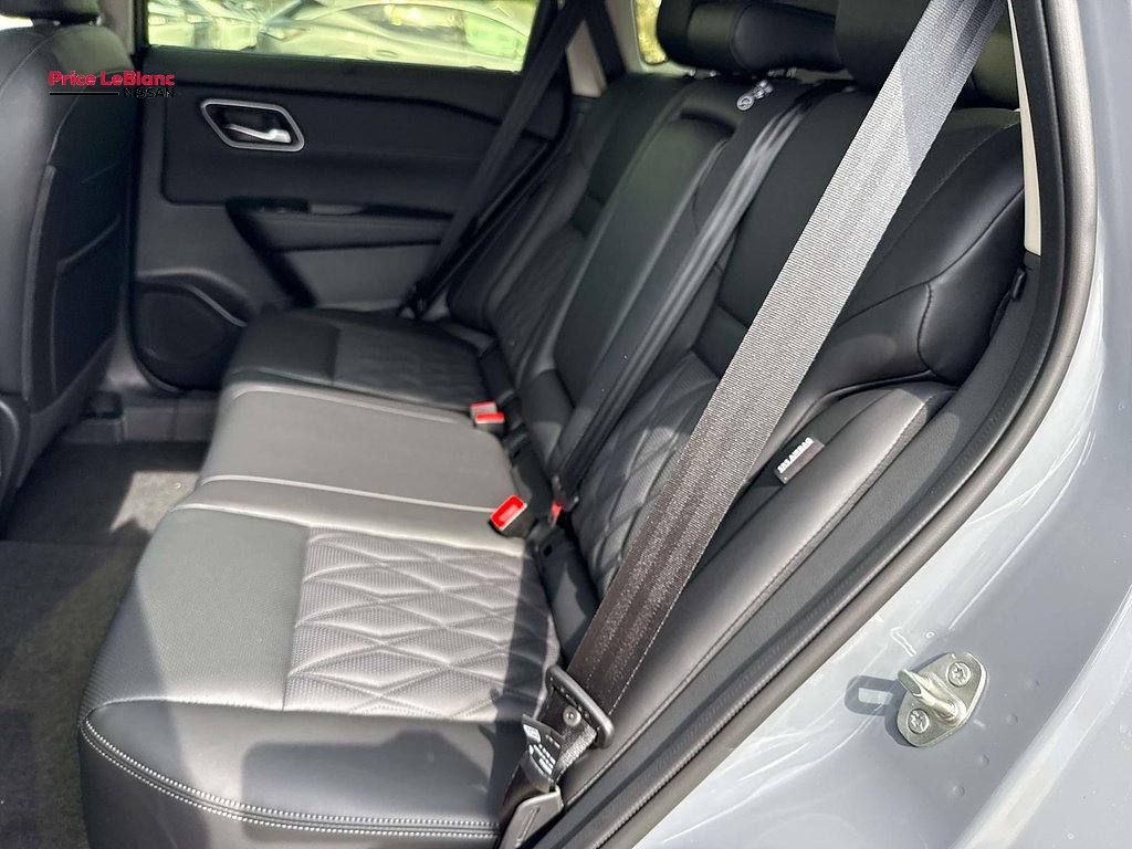 New 2026 Boulder Gray Pearl / Super Black Two-tone Nissan Platinum image 7