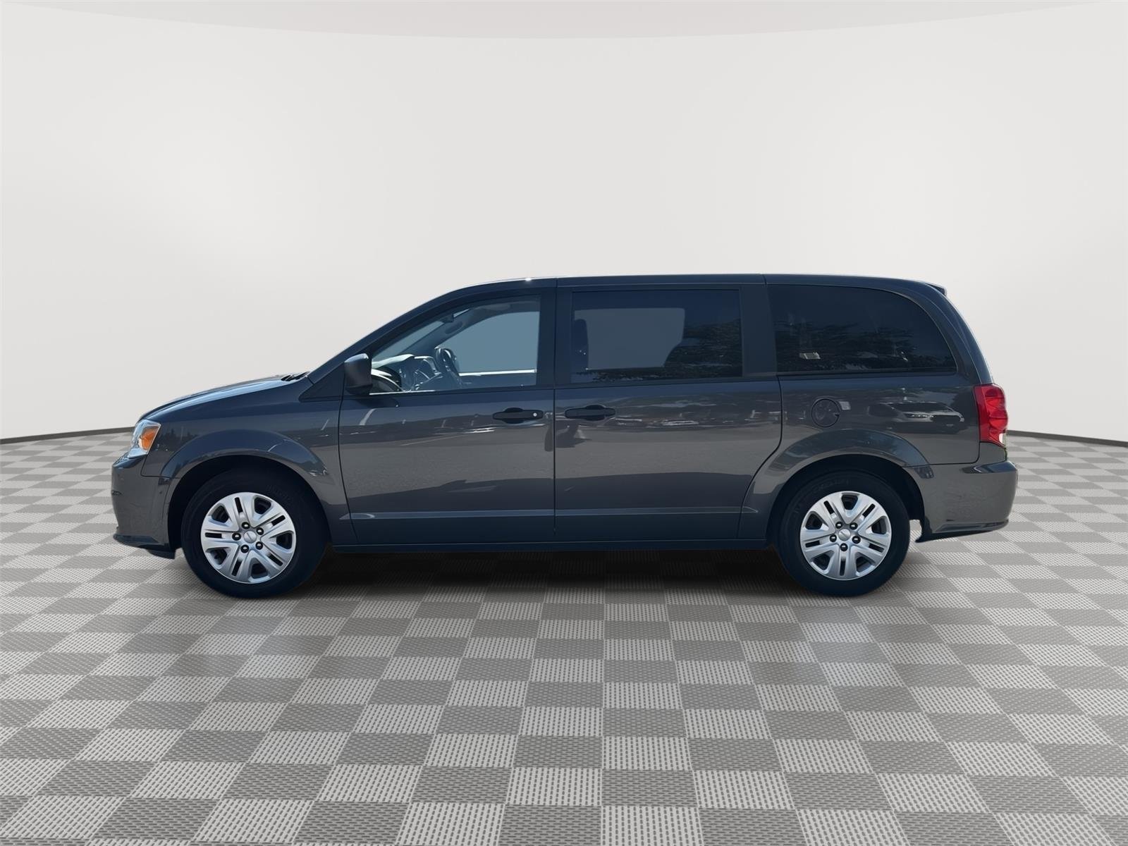 Used 2019 Granite Pearlcoat Dodge SE image 3