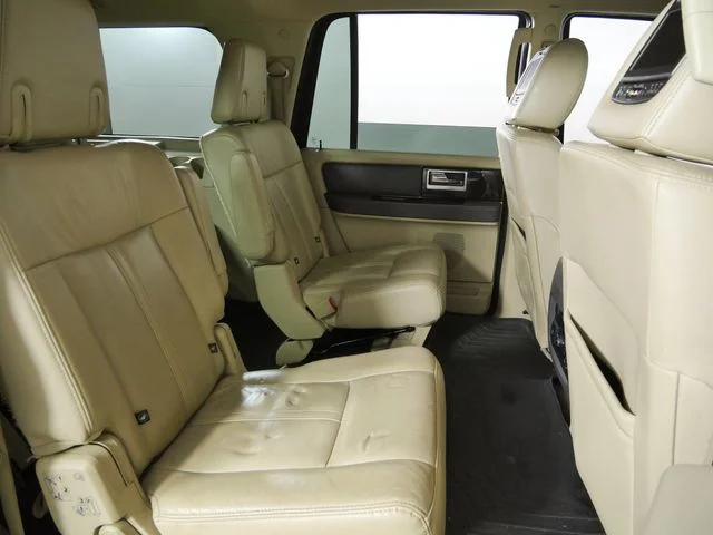 Used 2015 Brown Lincoln Base image 16