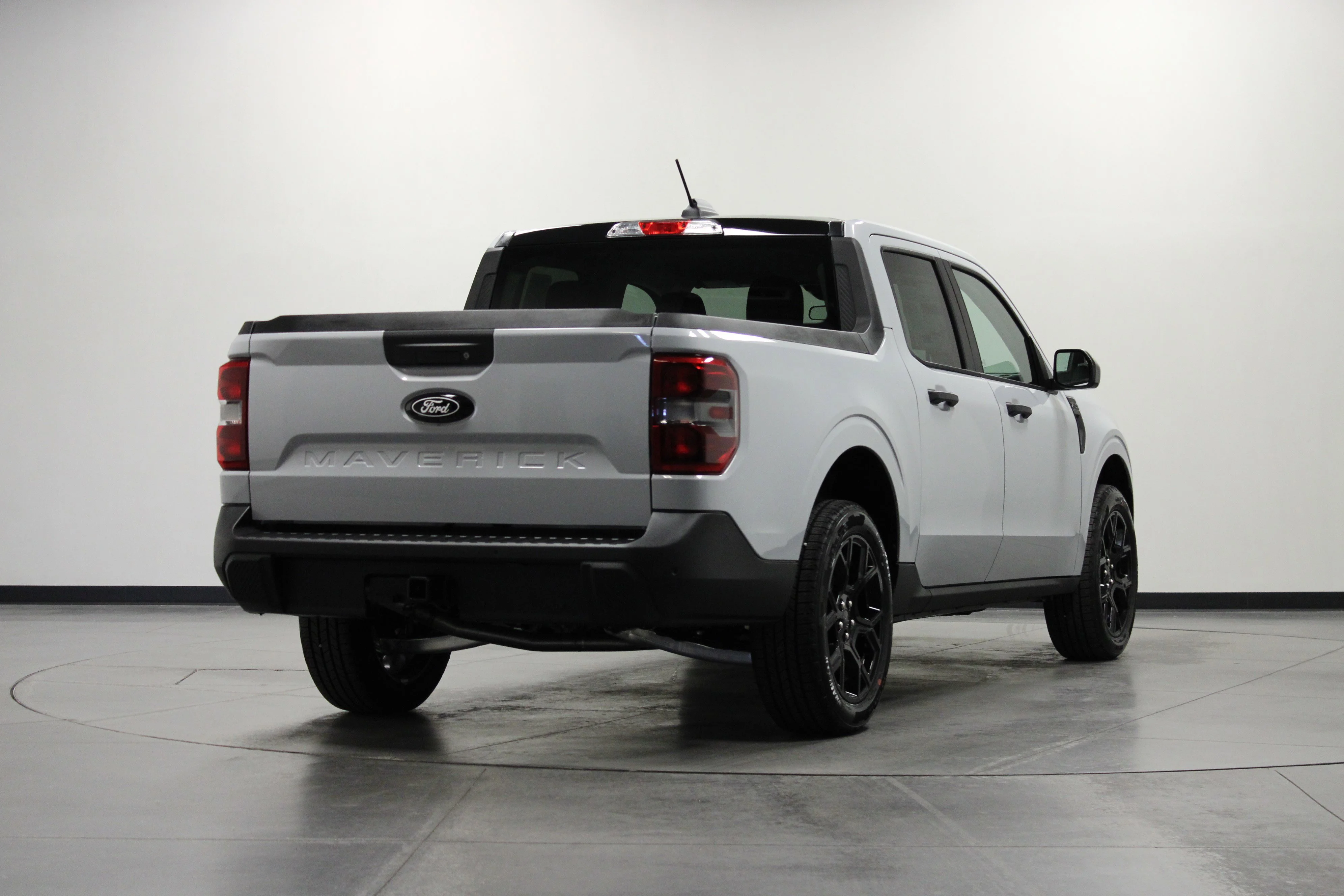 New 2025 Space White Metallic Ford XLT image 4