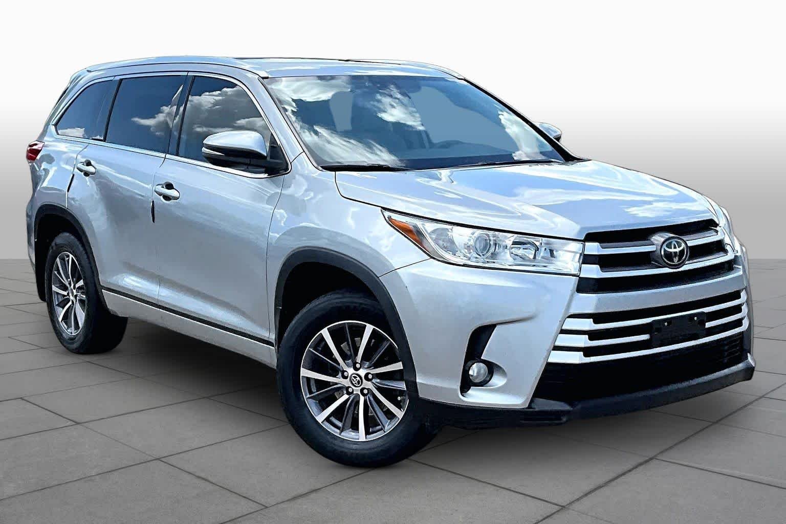 Used 2018 Celestial Silver Metallic Toyota XLE image 3